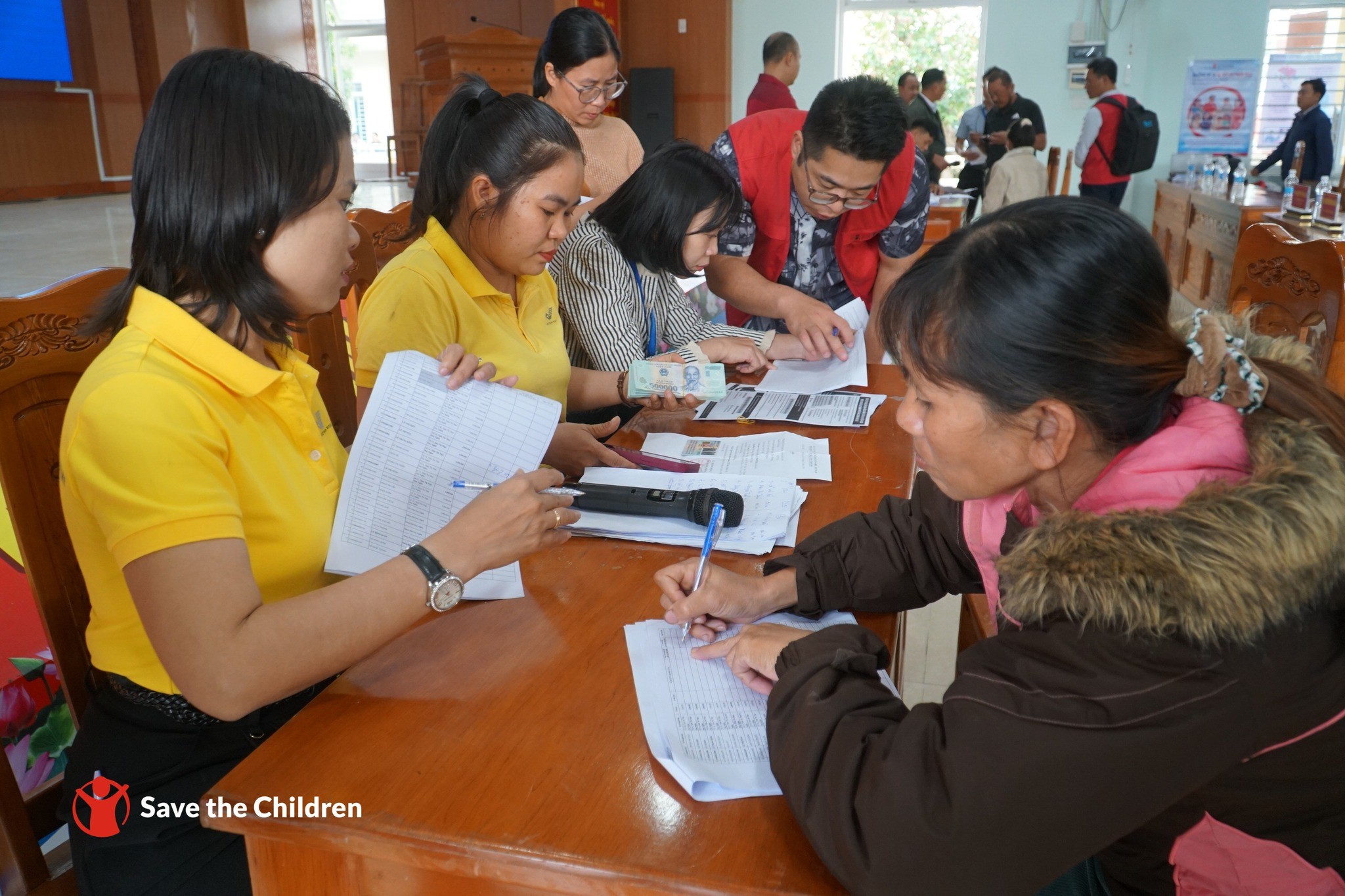 các gia đình có trẻ em bị ảnh hưởng thiên tai tại Đà Nẵng các gia đình có trẻ em bị ảnh hưởng thiên tai tại Đà Nẵng