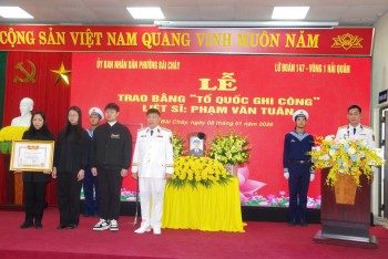 trao bang to quoc ghi cong liet si pham van tuan hy sinh tai truong sa
