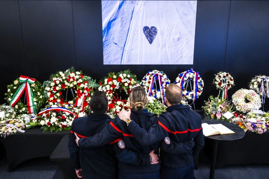 Lính cứu hỏa Crans-Montana dành một phút mặc niệm các nạn nhân vụ cháy quán bar Le Constellation xảy ra đêm giao thừa tại buổi lễ tưởng niệm - Ảnh: AFP