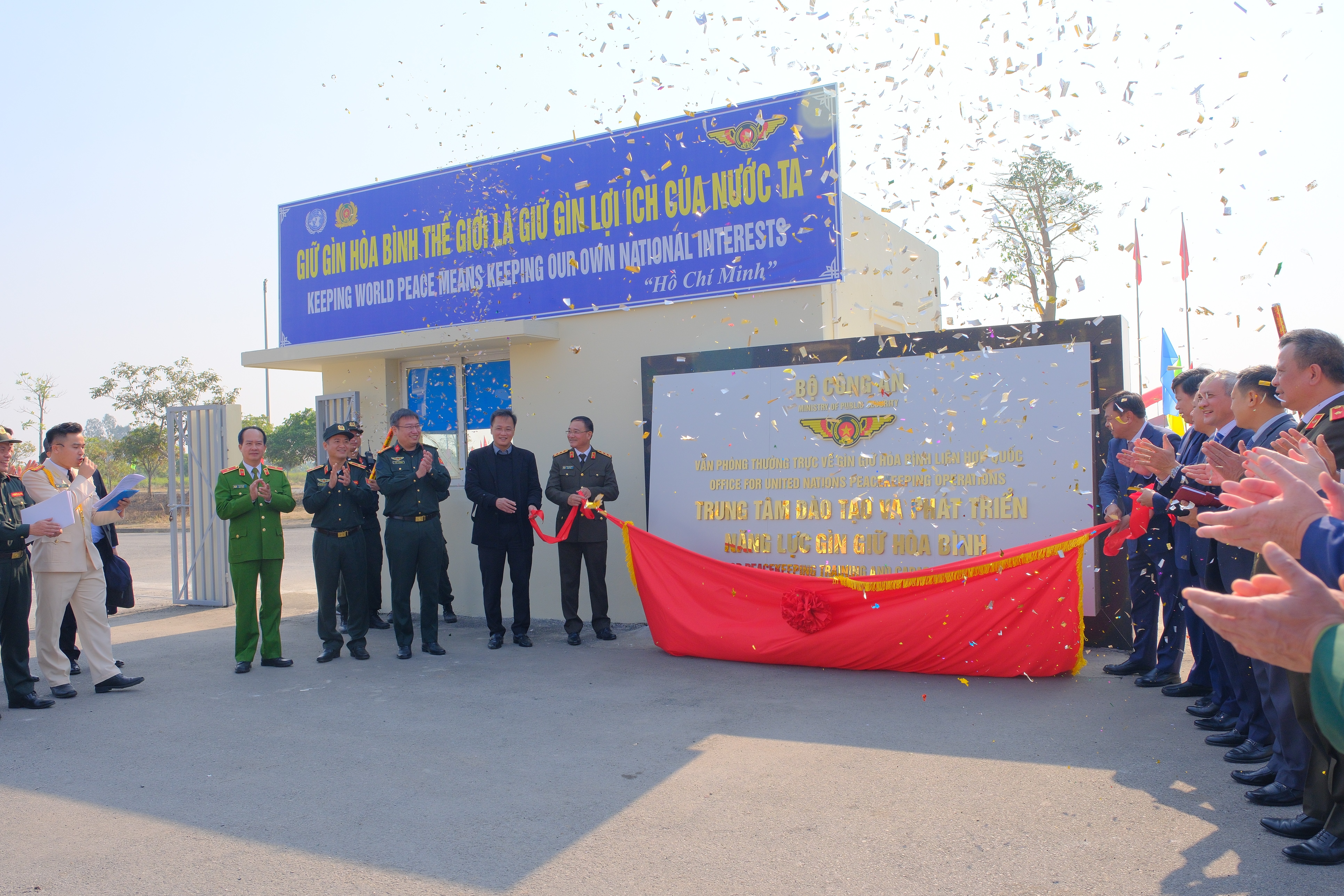 Gắn biển Trung tâm đào tạo và phát triển năng lực gìn giữ hòa bình. (Nguồn: VNFPU1)