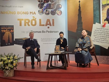 nha bao dan mach thomas bo pedersen ra mat sach nhung bong ma tro lai