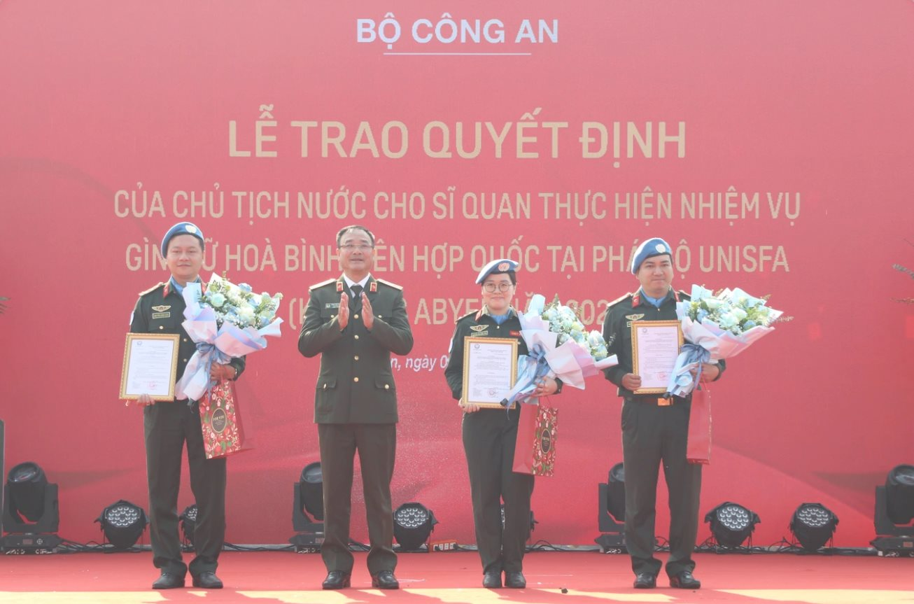 trao quyet dinh cu si quan cong an nhan dan lam nhiem vu gin giu hoa binh lien hop quoc