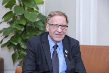 Học giả Phần Lan: Việt Nam nên lấy kinh tế làm trọng tâm, nâng cao hạnh phúc cho toàn dân