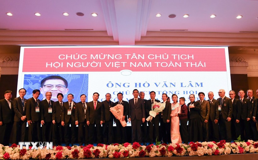 Ban chấp hành Hội người Việt Nam toàn Thái Lan nhiệm kỳ 2026-2028. (Ảnh: Đỗ Sinh/TTXVN)