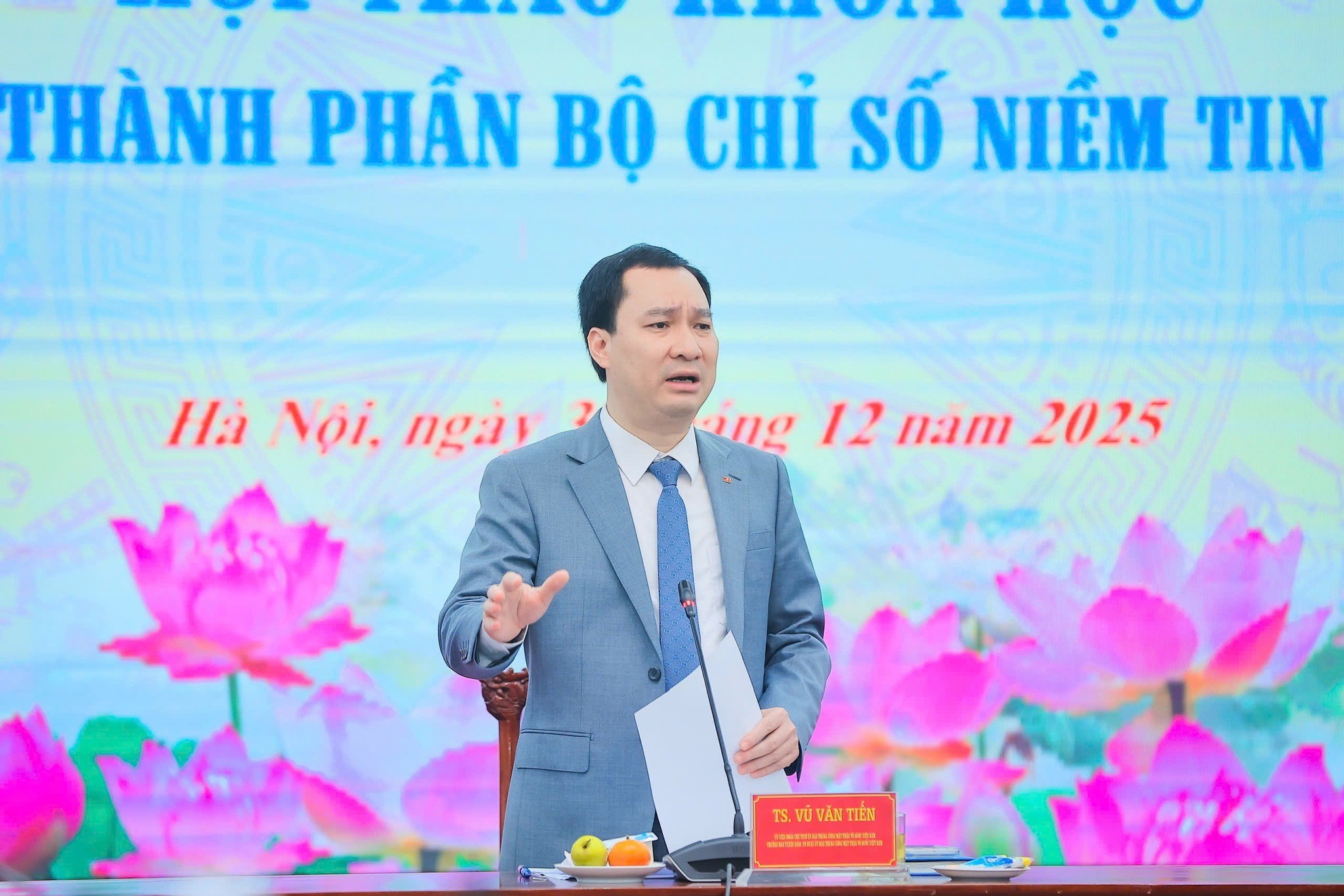 Ông Vũ Văn Tiến, Ủy viên Đoàn Chủ tịch, Trưởng ban Tuyên giáo Cơ quan UBTƯ MTTQ Việt Nam phát biểu đề dẫn Hội thảo. (Ảnh: mattran.org.vn)