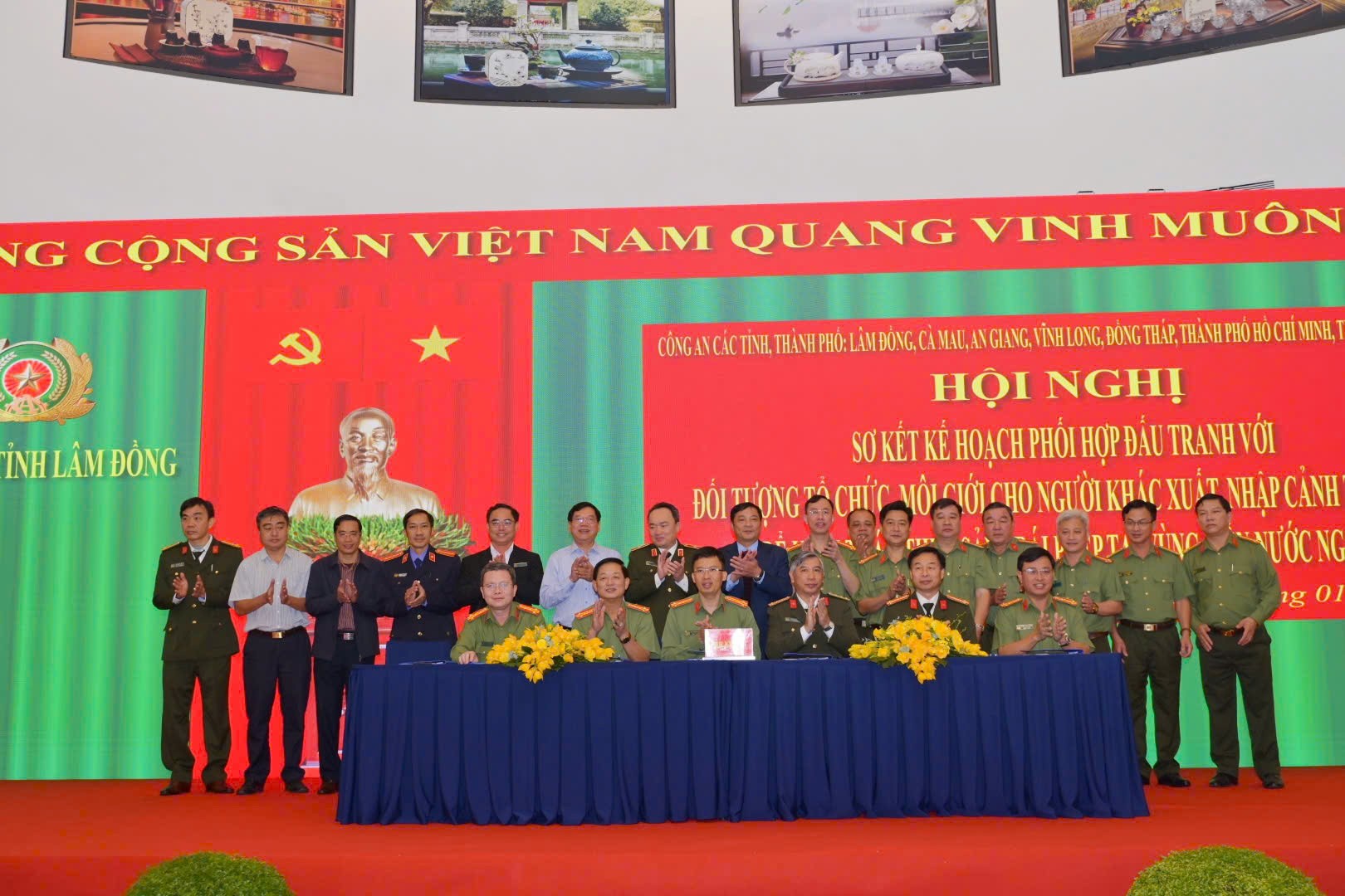 Công an tỉnh Lâm Đồng ký kết kế hoạch phối hợp và bàn giao cho Công an thành phố Cần Thơ tổ chức kỳ sơ kết tiếp theo. (Ảnh: Bộ Công an)