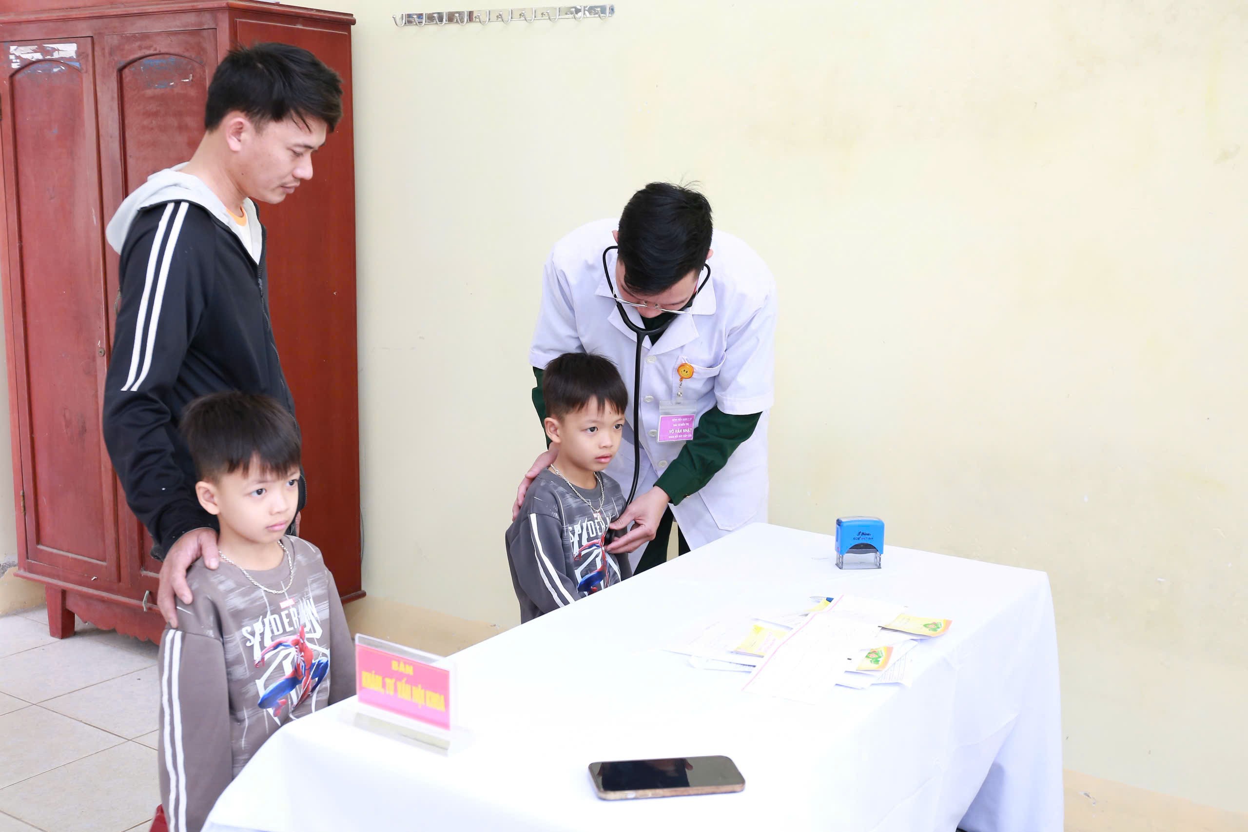 Các y, bác sĩ quân y thăm khám, tư vấn sức khỏe miễn phí cho người dân xã Vạn Tường trong khuôn khổ chương trình do BSR cùng các đơn vị phối hợp tổ chức. Các y, bác sĩ quân y thăm khám, tư vấn sức khỏe miễn phí cho người dân xã Vạn Tường trong khuôn khổ chương trình do BSR cùng các đơn vị phối hợp tổ chức.