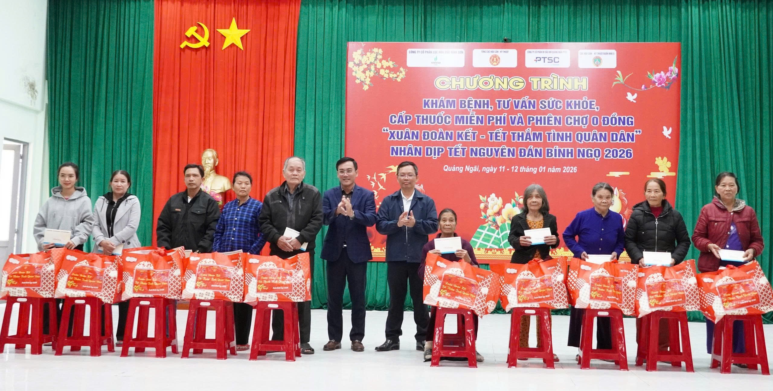 Những suất quà nghĩa tình từ chương trình “Phiên chợ 0 đồng” do BSR đồng hành tài trợ được trao đến các hộ dân có hoàn cảnh khó khăn tại xã Vạn Tường. Những suất quà nghĩa tình từ chương trình “Phiên chợ 0 đồng” do BSR đồng hành tài trợ được trao đến các hộ dân có hoàn cảnh khó khăn tại xã Vạn Tường.