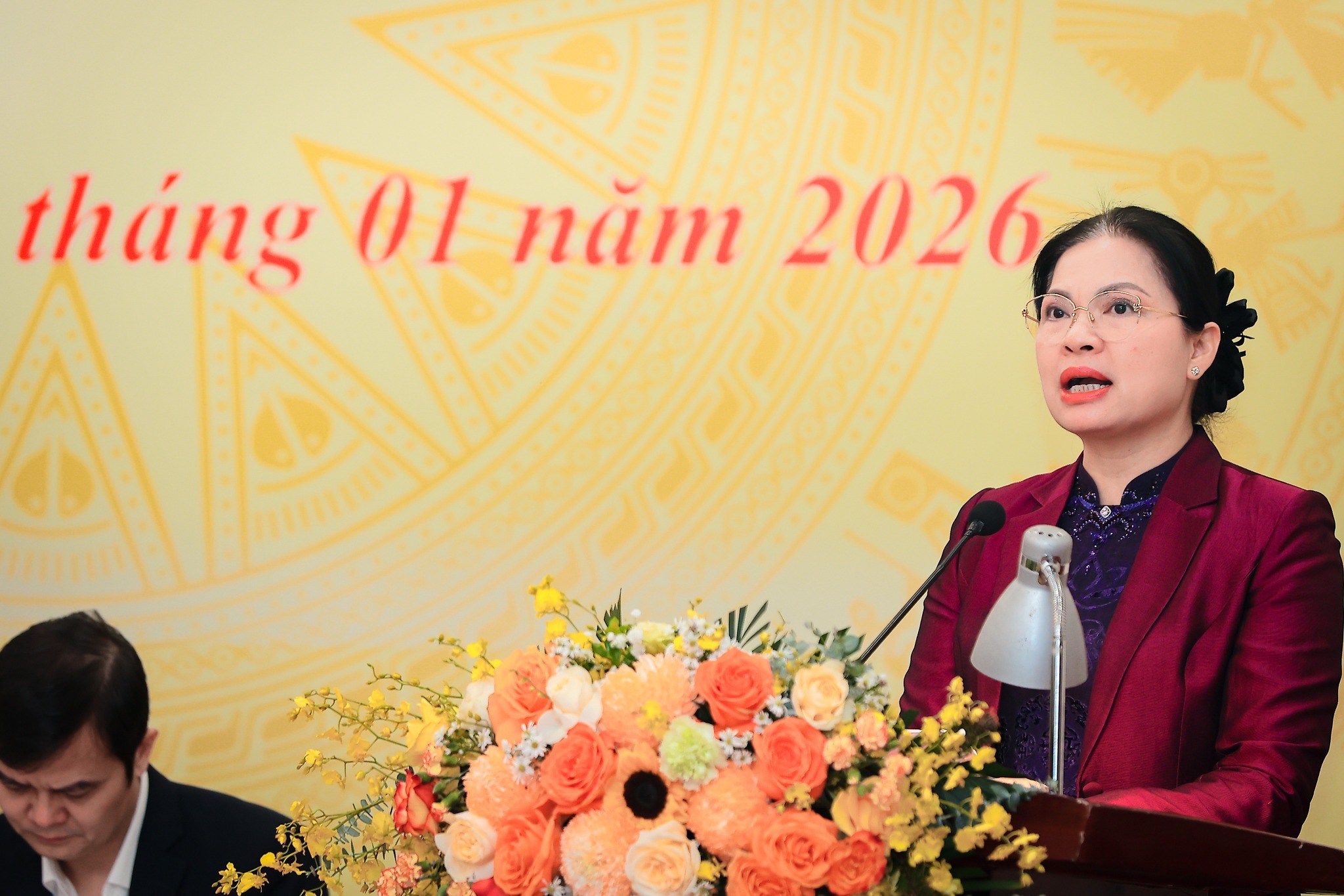 Bà Hà Thị Nga, Uỷ viên Trung ương Đảng, Phó Bí thư Thường trực Đảng ủy MTTQ, các đoàn thể Trung ương, Phó Chủ tịch Ủy ban Trung ương MTTQ Việt Nam trình bày nội dung Tờ trình xin ý kiến tại Hội nghị Bà Hà Thị Nga, Uỷ viên Trung ương Đảng, Phó Bí thư Thường trực Đảng ủy MTTQ, các đoàn thể Trung ương, Phó Chủ tịch Ủy ban Trung ương MTTQ Việt Nam trình bày nội dung Tờ trình xin ý kiến tại Hội nghị