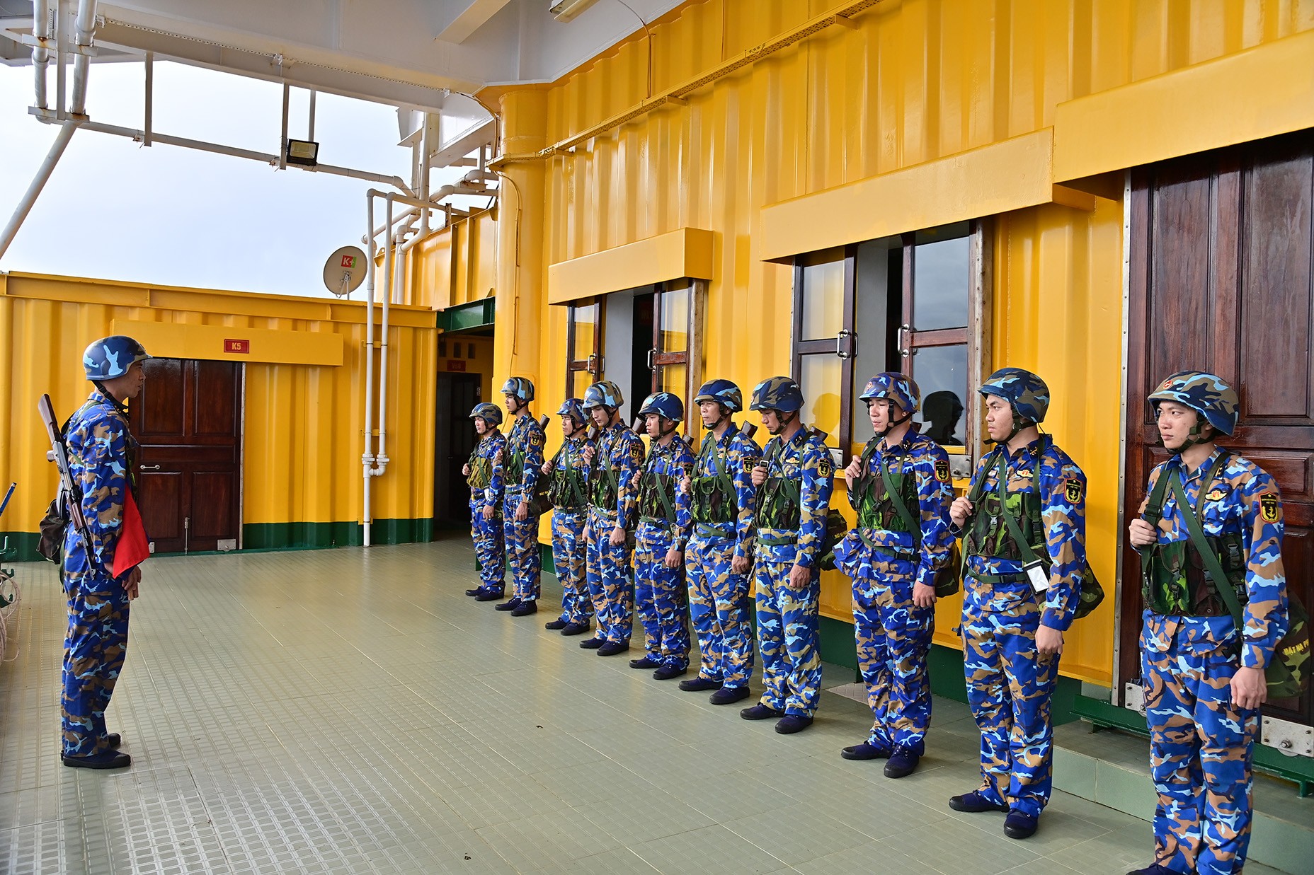 Giữa biển khơi vững tin theo Đảng