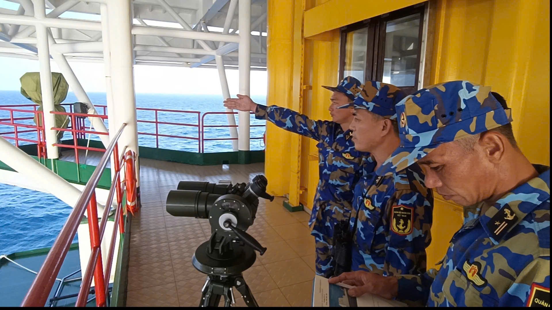 Giữa biển khơi vững tin theo Đảng