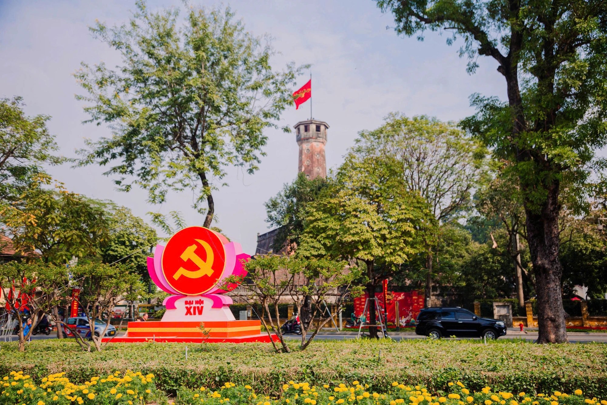 Cờ hoa, panô, áp phích được treo trang trọng trên các tuyến phố Hà Nội chào mừng Đại hội Đảng lần thứ XIV Cờ hoa, panô, áp phích được treo trang trọng trên các tuyến phố Hà Nội chào mừng Đại hội Đảng lần thứ XIV