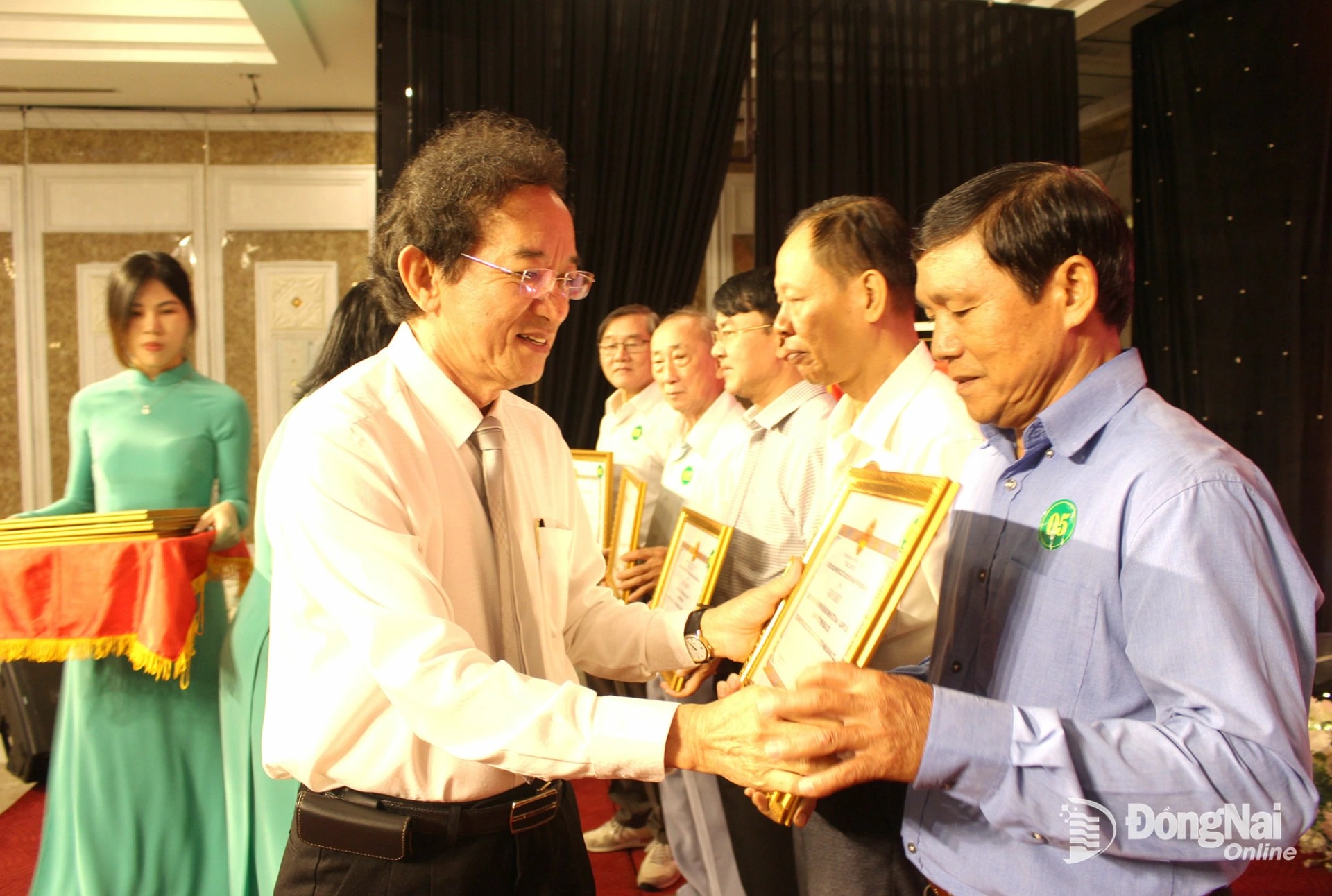 Chủ tịch Liên hiệp các tổ chức hữu nghị tỉnh Đồng Nai Nguyễn Thành Trí trao khen thưởng cho các tập thể có thành tích xuất sắc trong công tác đối ngoại nhân dân năm 2025. (Ảnh: Báo Đồng Nai)