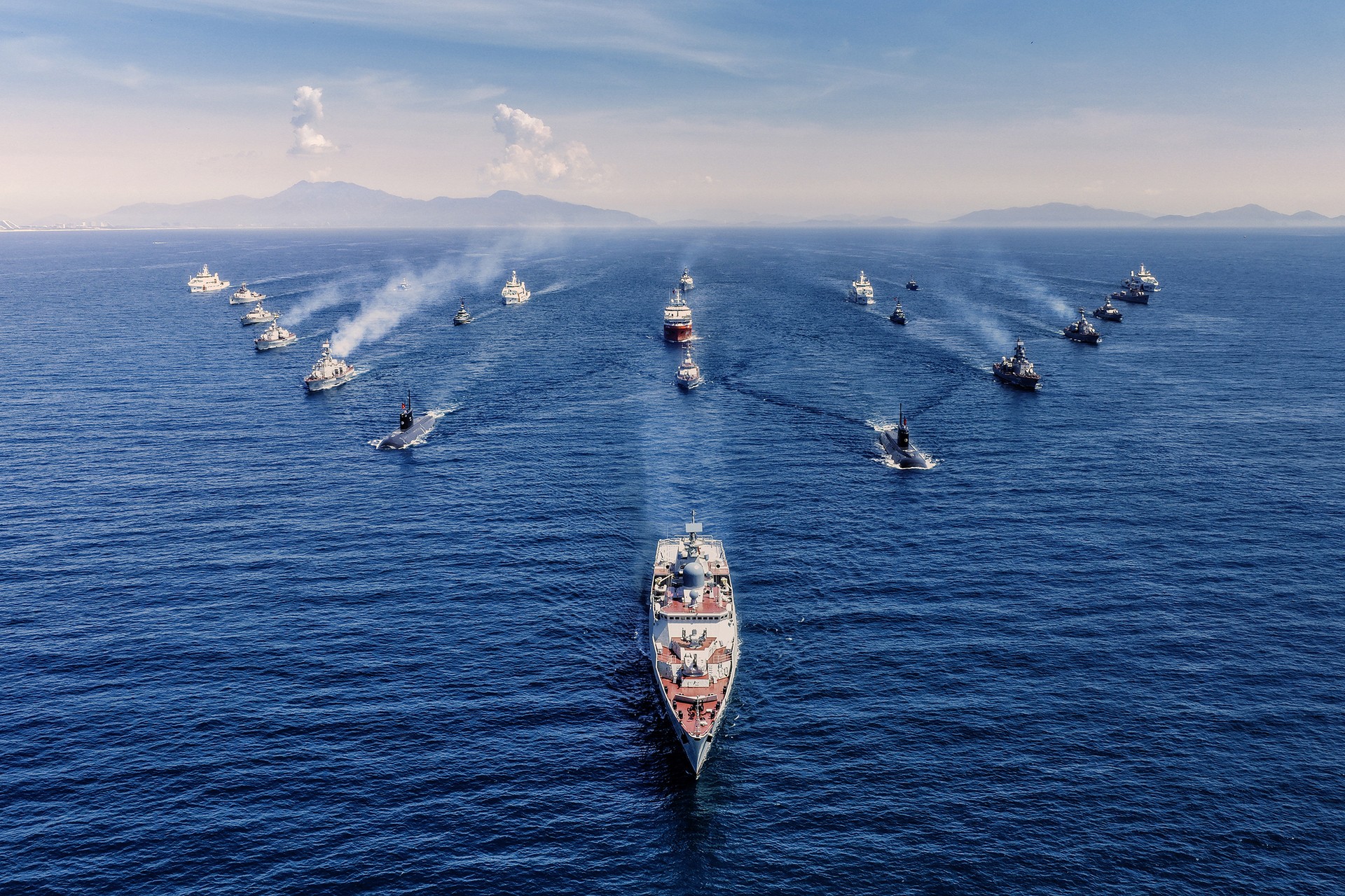 Diễu binh trên biển kỷ niệm 80 năm Quốc khánh. Ảnh: thuonghieucongluan.com.vn