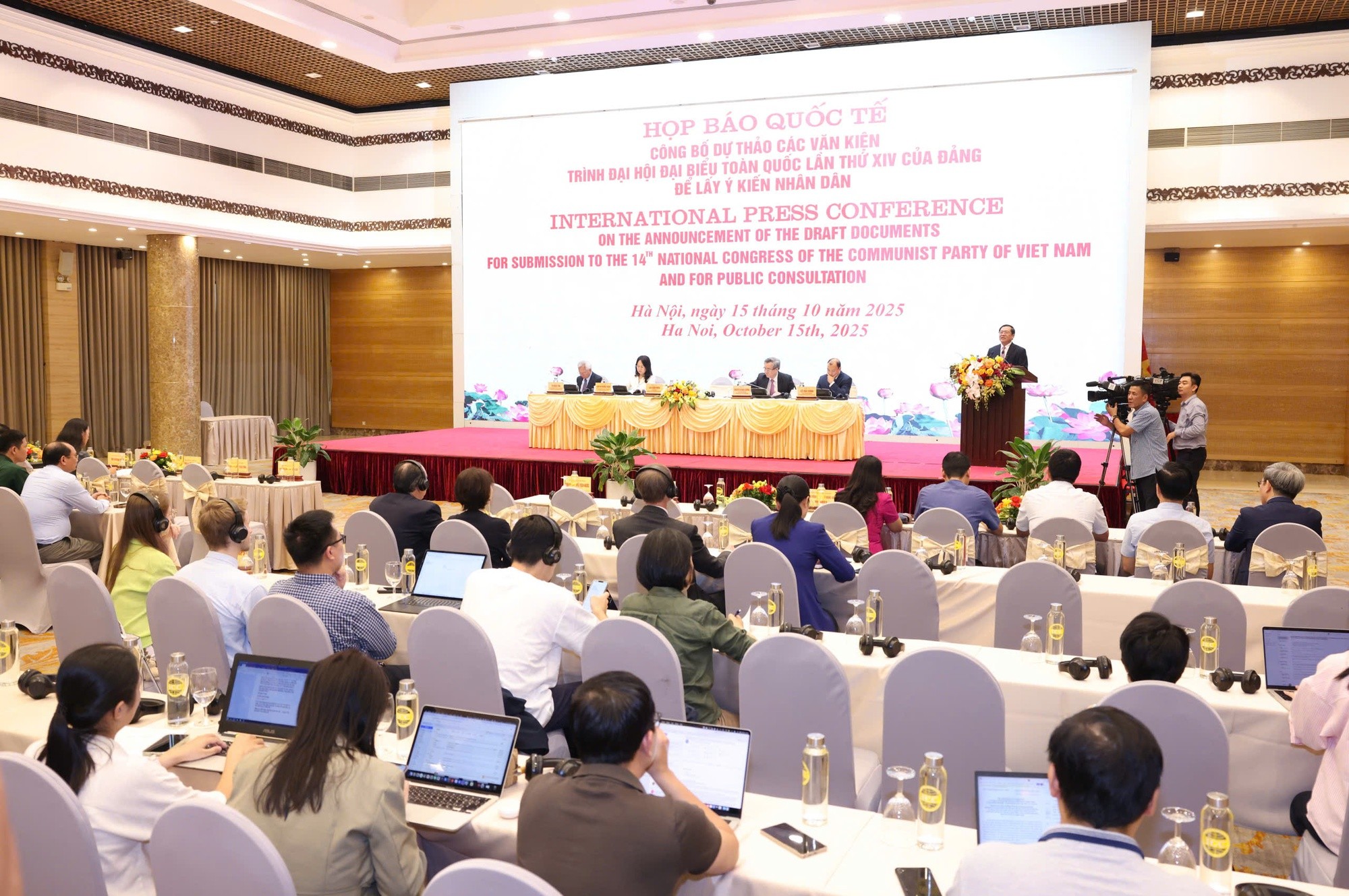 Chiều 15/10, Ban Tuyên giáo và Dân vận Trung ương phối hợp các cơ quan chức năng tổ chức họp báo quốc tế công bố dự thảo các văn kiện trình Đại hội đại biểu toàn quốc lần thứ XIV của Đảng để lấy ý kiến Nhân dân. Ảnh: 