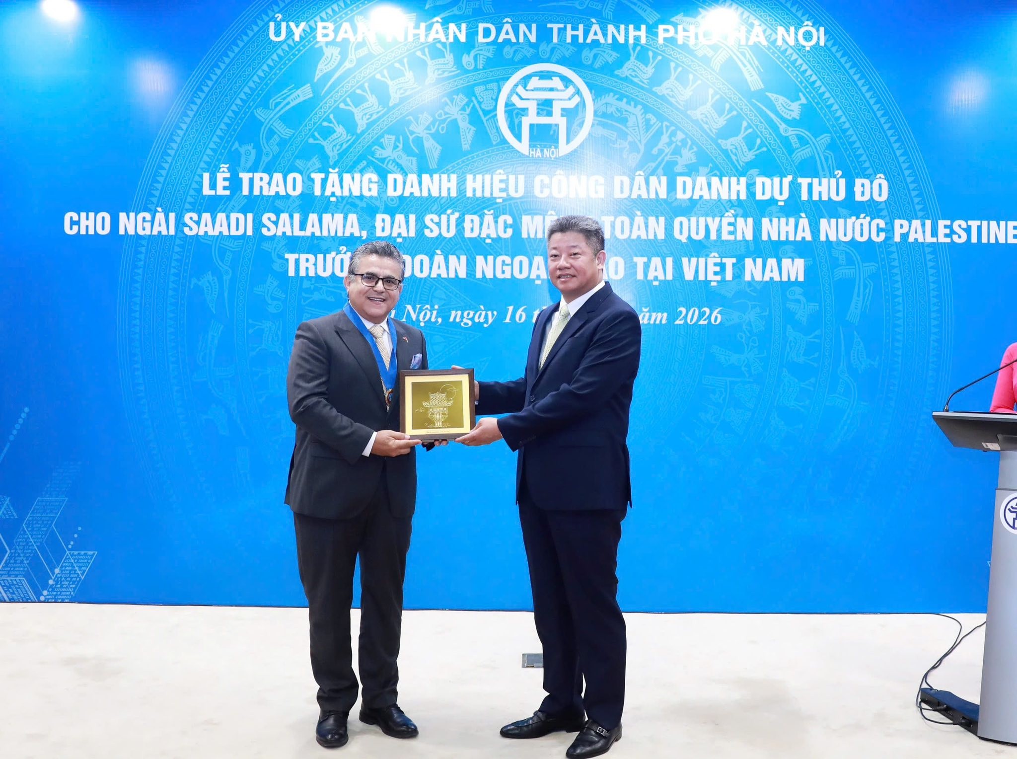 Phó Chủ tịch Ủy ban nhân dân thành phố Hà Nội Nguyễn Mạnh Quyền đã trao tặng danh hiệu Công dân danh dự Thủ đô Hà Nội cho ông Saadi Salama, Đại sứ Palestine tại Việt Nam, Trưởng Đoàn ngoại giao tại Việt Nam.