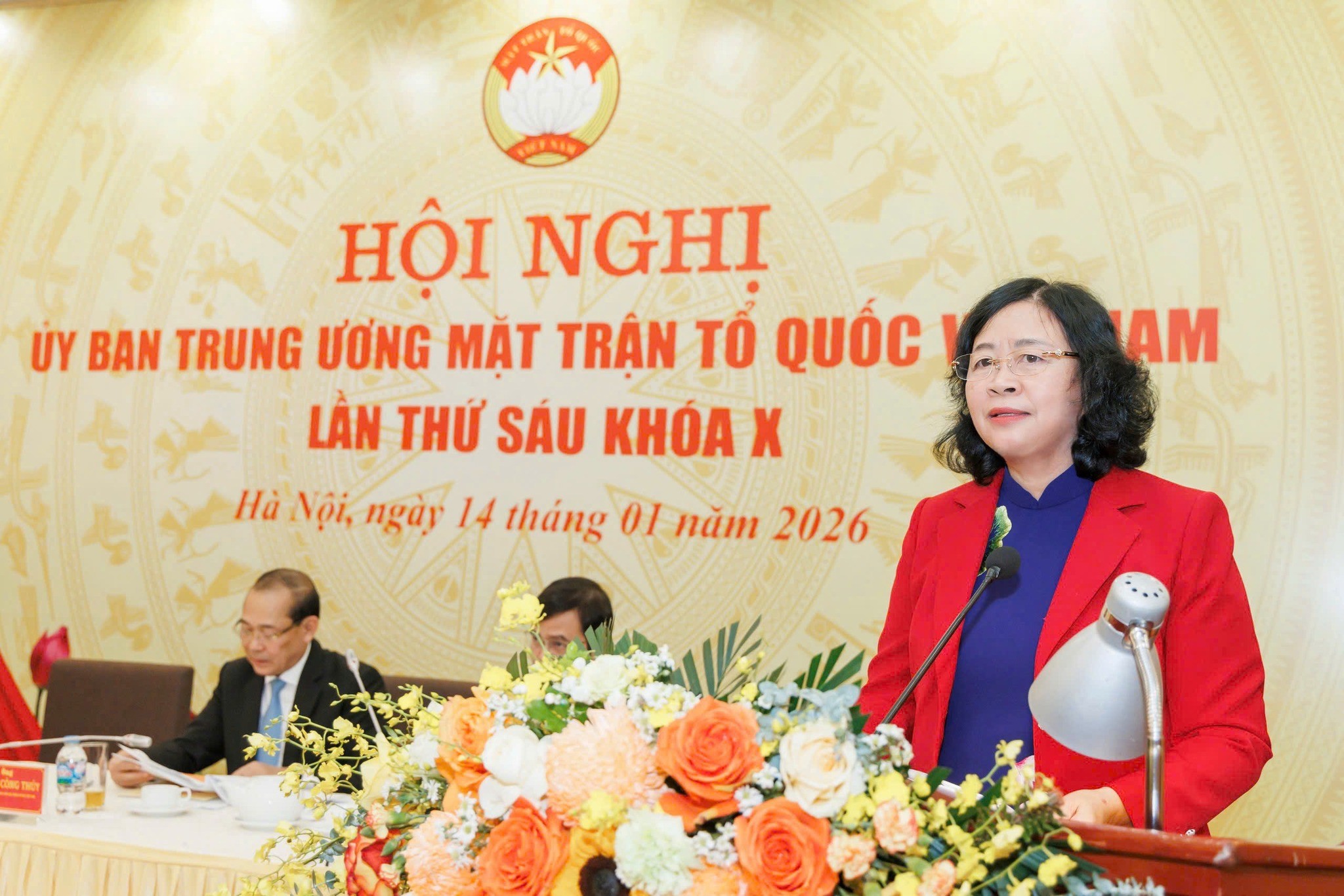 Bà Bùi Thị Minh Hoài, Ủy viên Bộ Chính trị, Bí thư Trung ương Đảng, Bí thư Đảng ủy MTTQ, các đoàn thể Trung ương, Chủ tịch Ủy ban Trung ương MTTQ Việt Nam phát biểu tại Hội nghị Ủy ban Trung ương MTTQ Việt Nam lần thứ sáu khóa X 