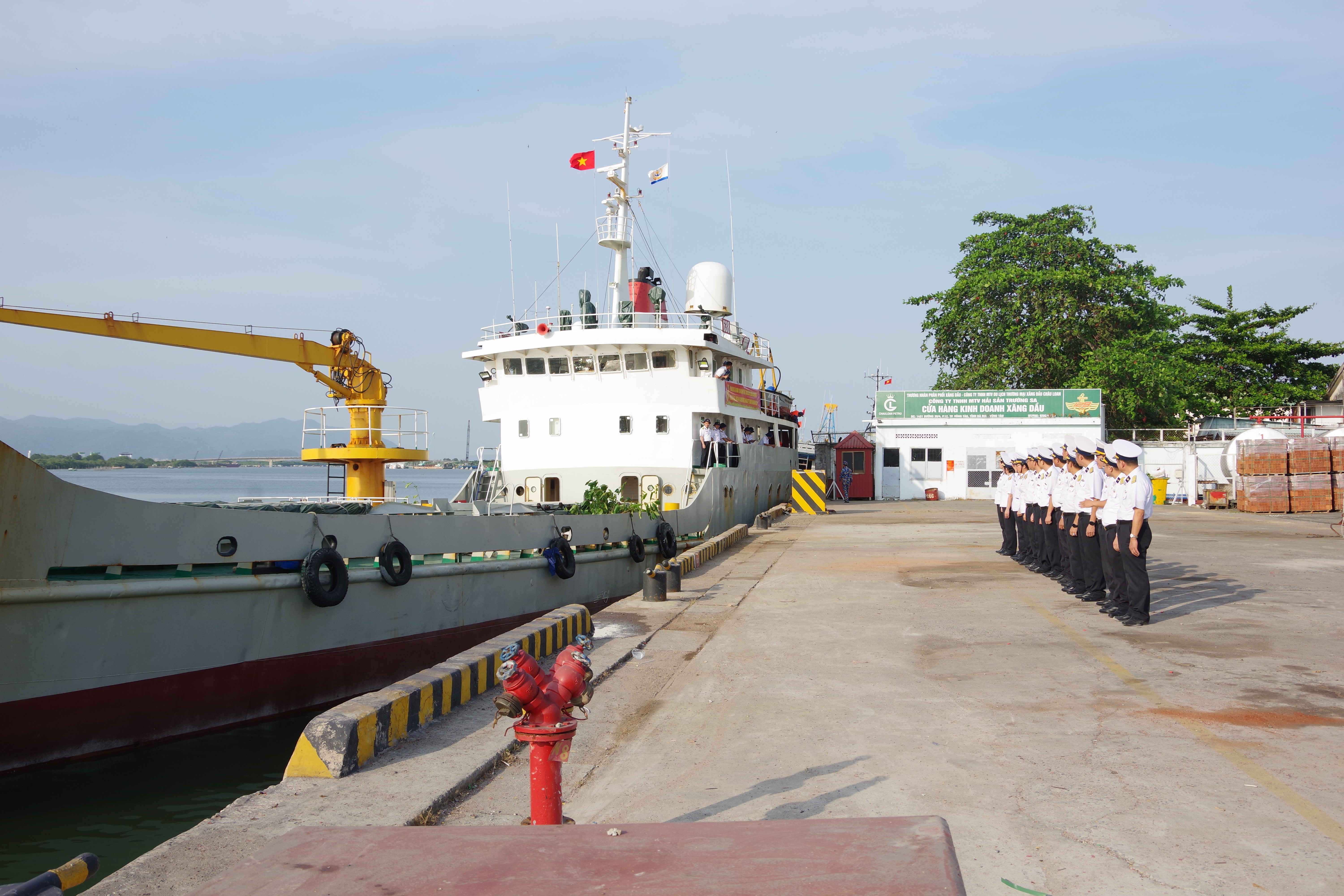 Đoàn công tác xuất phát đi thăm, tặng quà đặc khu Trường Sa. 