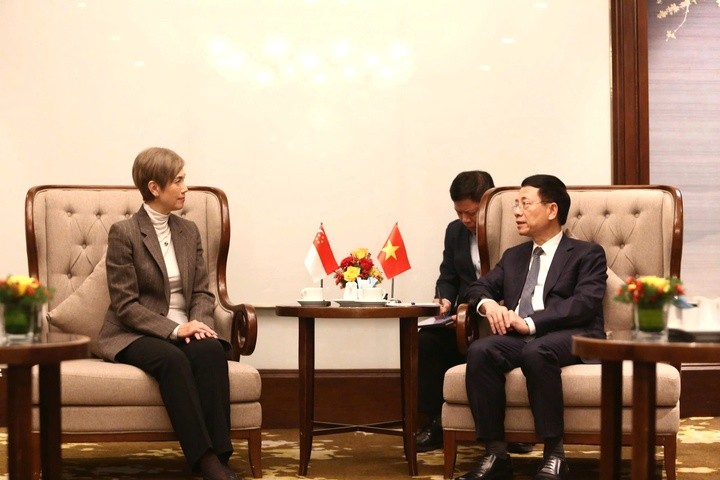 Bộ trưởng Nguyễn Mạnh Hùng và Bộ trưởng Josephine Teo tại buổi làm việc. Ảnh: mst.gov.vn