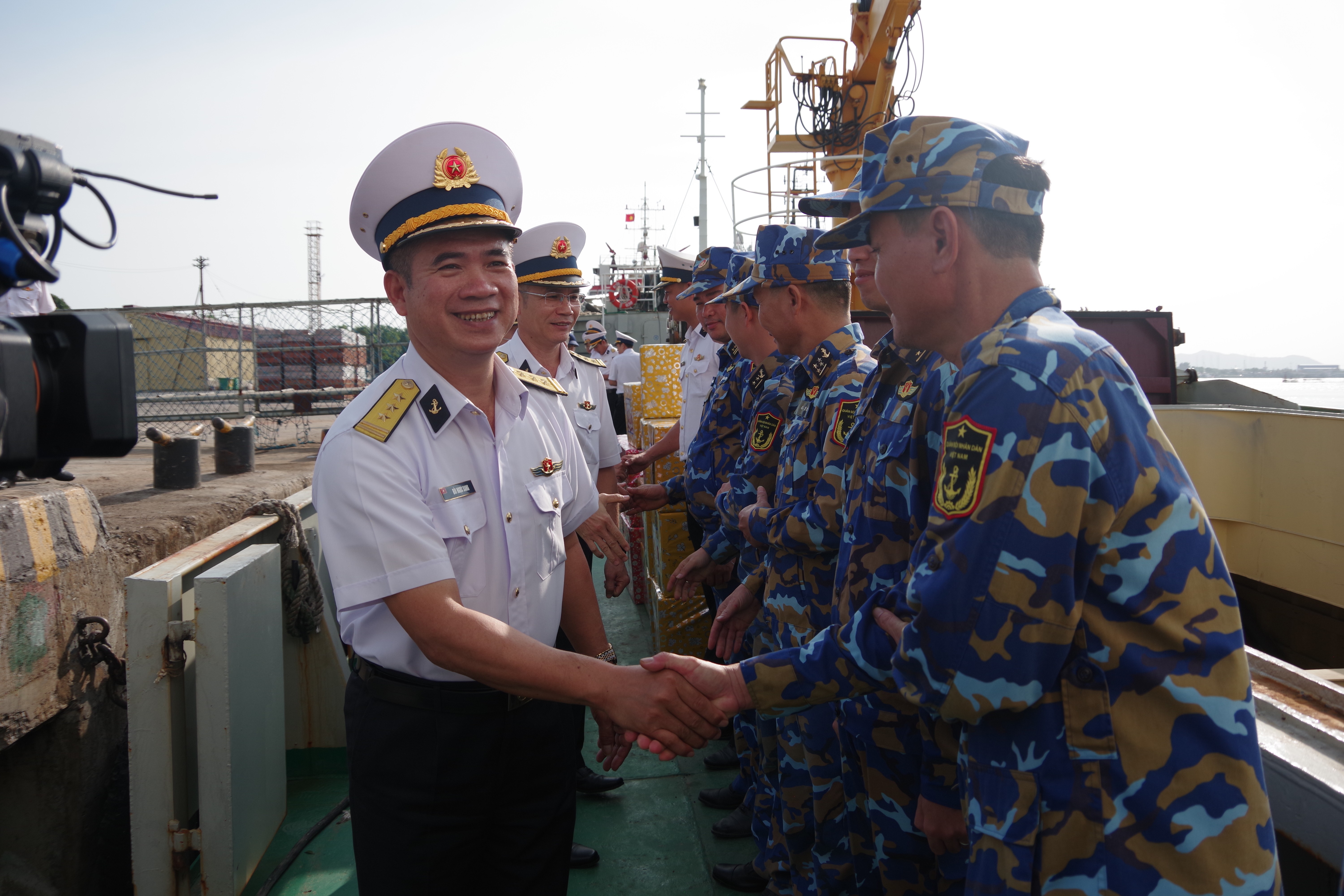 Thượng tá Bùi Ngọc Sang, Chính ủy Hải đoàn 129 Quân chủng Hải quân động viên cán bộ, chiến sỹ tàu 638 trước hải trình Trường Sa. 