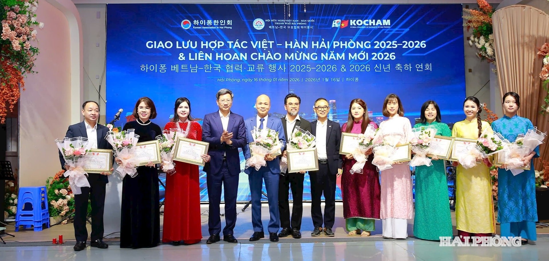 Đồng chí Lê Anh Quân, Phó chủ tịch Thường trực UBND thành phố, Chủ tịch Hội Hữu nghị Việt Nam – Hàn Quốc thành phố Hải Phòng khen thưởng các cá nhân.