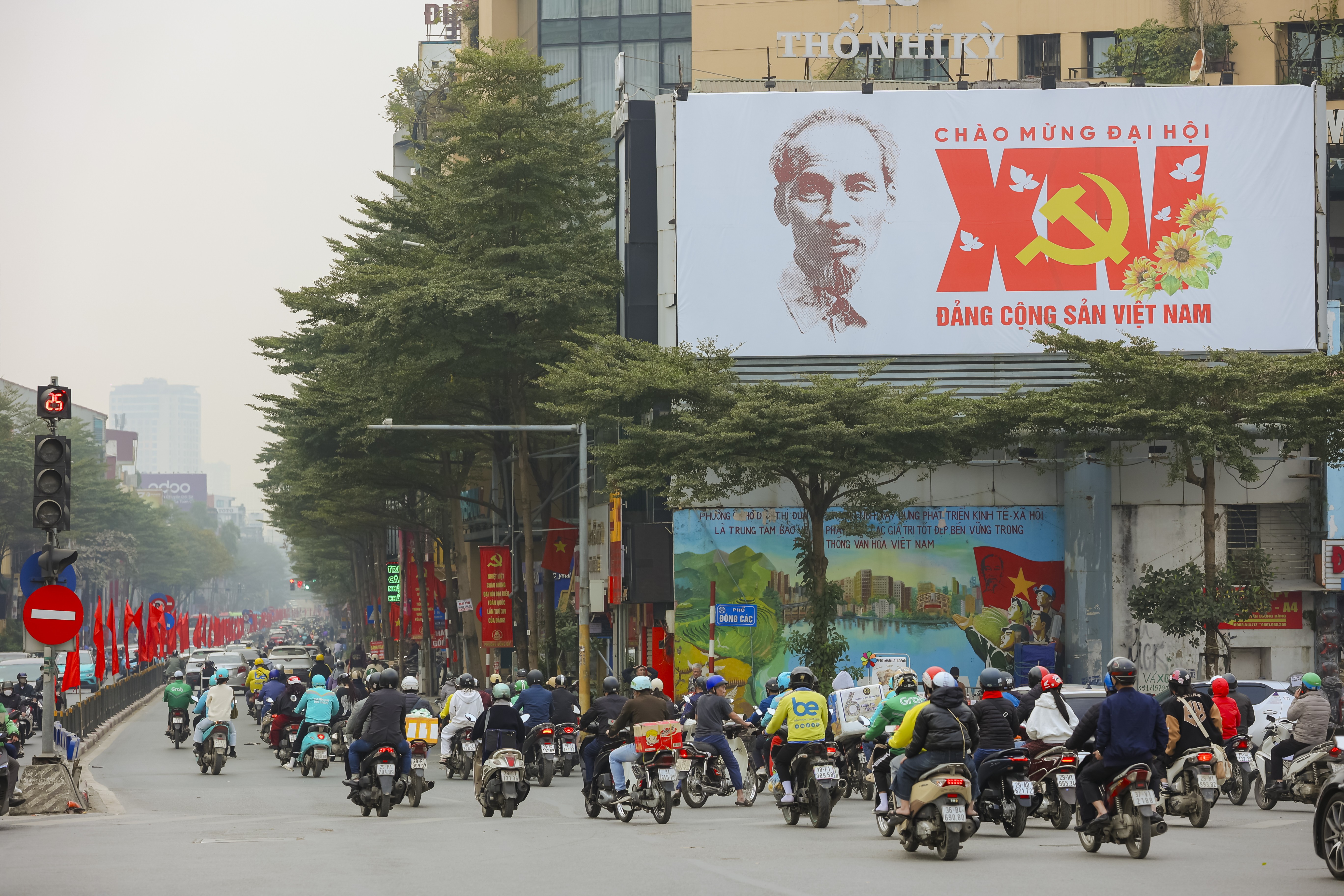 [Ảnh] Hà Nội tràn ngập sắc đỏ trước thềm Đại hội XIV của Đảng