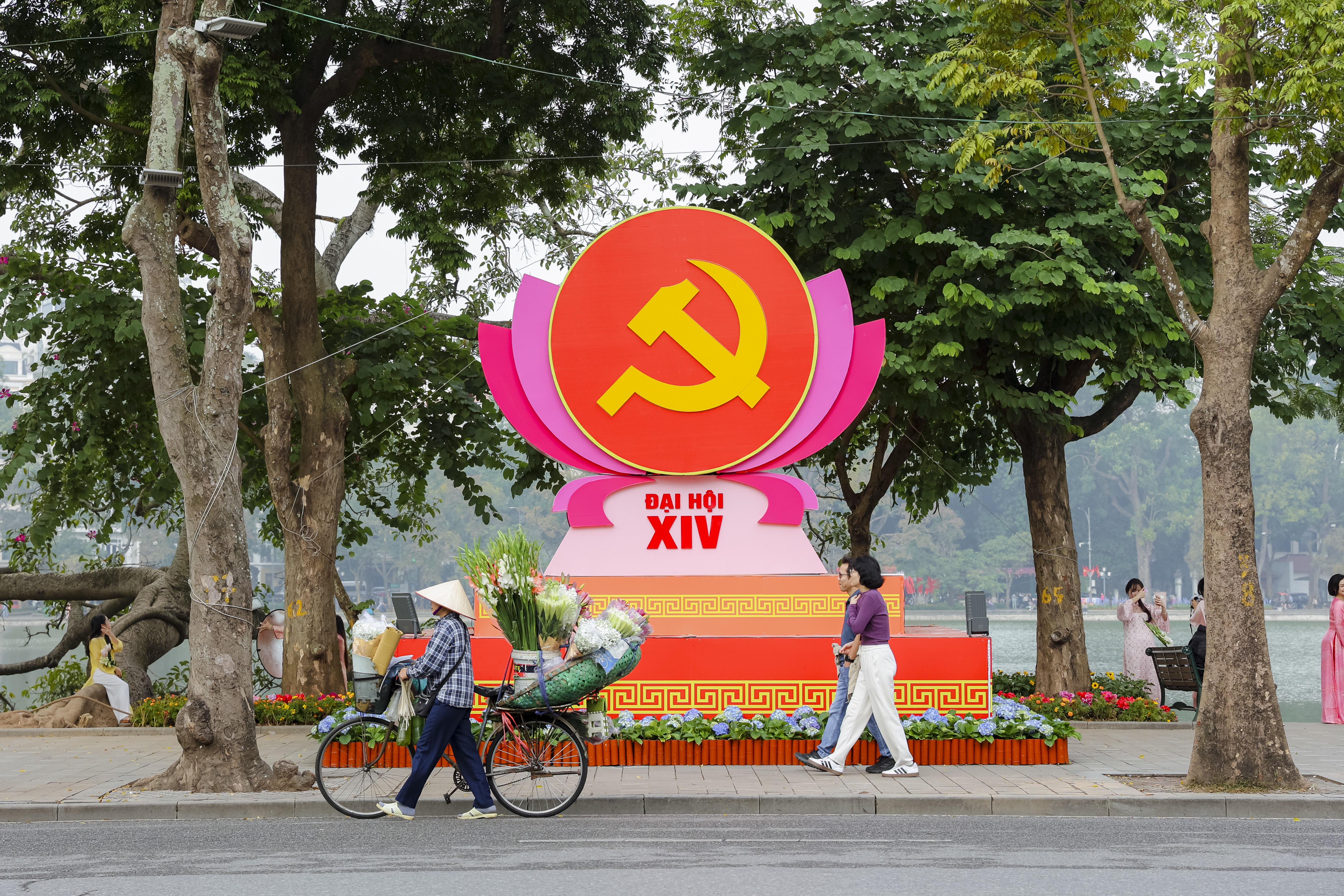 [Ảnh] Hà Nội tràn ngập sắc đỏ trước thềm Đại hội XIV của Đảng