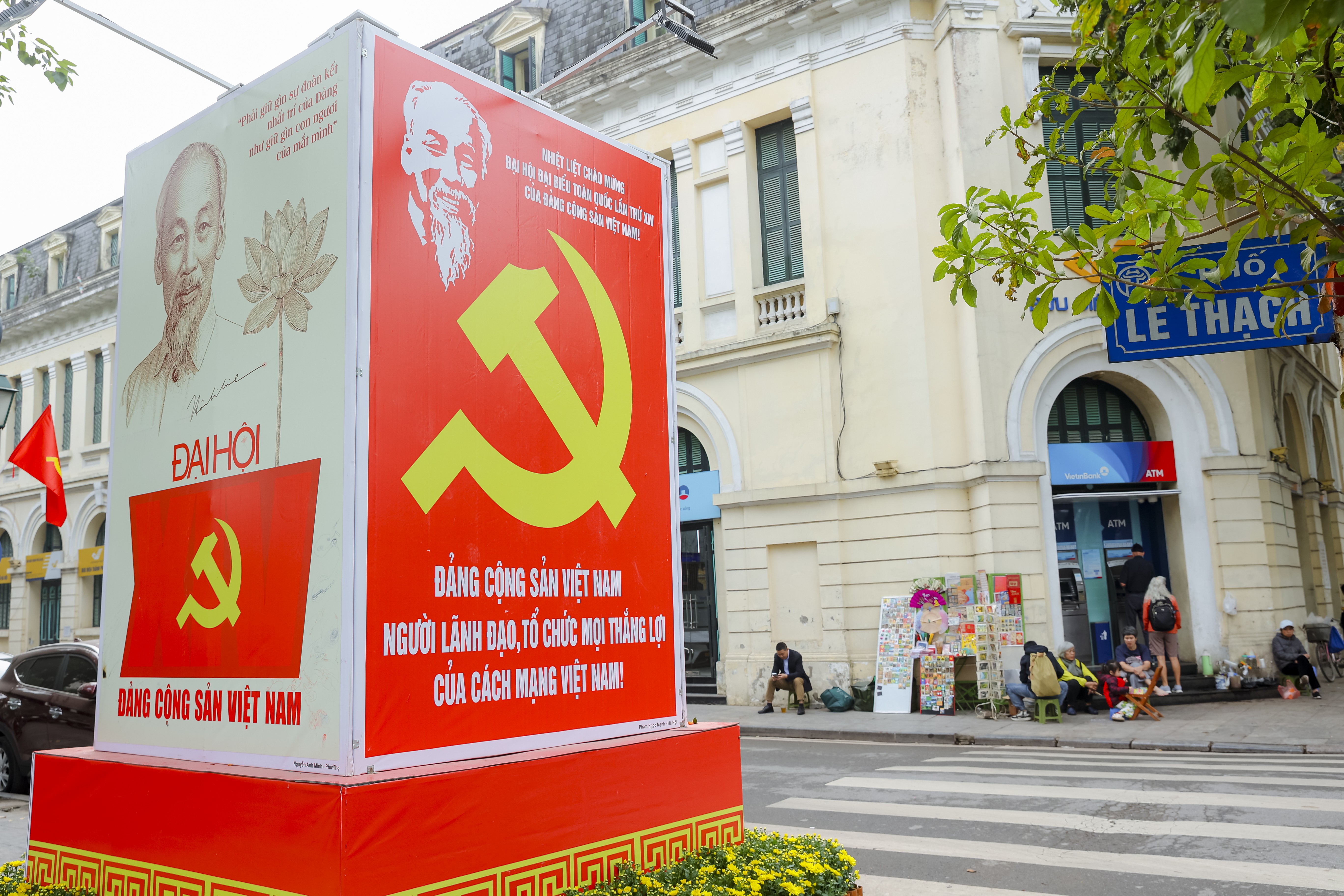 [Ảnh] Hà Nội tràn ngập sắc đỏ trước thềm Đại hội XIV của Đảng