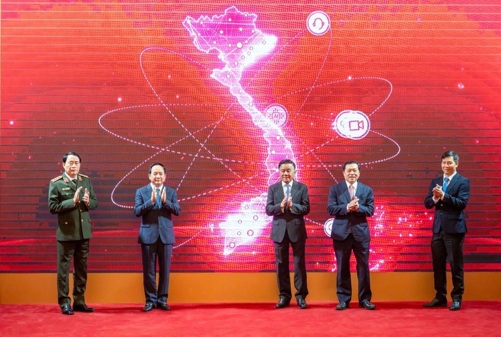 Thường trực Ban Bí thư Trần Cẩm Tú, Trưởng ban Tuyên giáo và Dân vận Trung ương Trịnh Văn Quyết cùng các đại biểu bấm nút ra mắt ứng dụng Tuyên giáo và Dân vận, ngày 16/01/2025. (Ảnh: VnExpress)