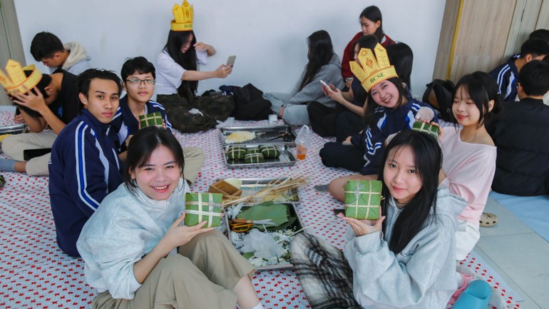 Các bạn sinh viên tích cực tham gia phần thi gói bánh chưng.