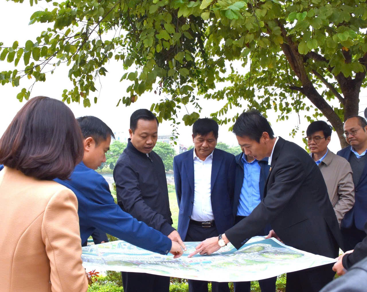 Bí thư Tỉnh ủy Trần Tiến Dũng và các đồng chí lãnh đạo tỉnh khảo sát tuyến phố đi bộ, khu ẩm thực và kinh tế chợ đêm Mường Thanh trên bản đồ.