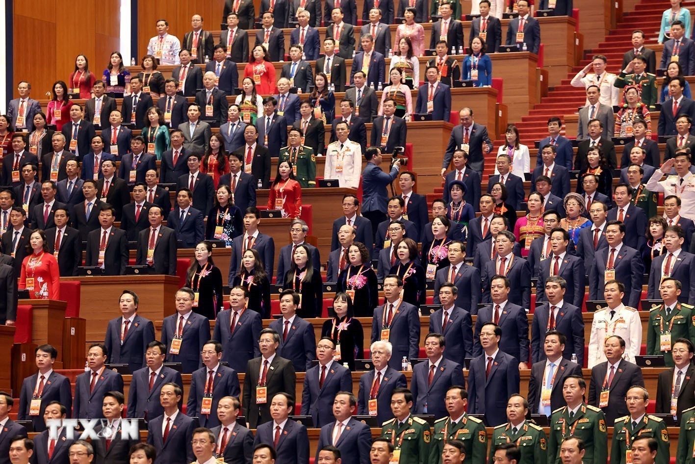 Các đại biểu thực hiện nghi thức chào cờ. (Ảnh: TTXVN)