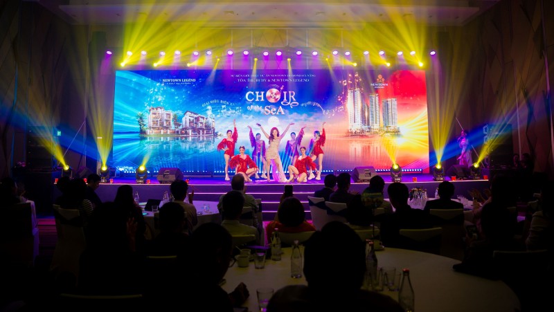 Ca sĩ Dương Hoàng Yến thổi bùng không khí khán phòng với màn trình diễn kết hợp giữa âm thanh, ánh sáng và công nghệ