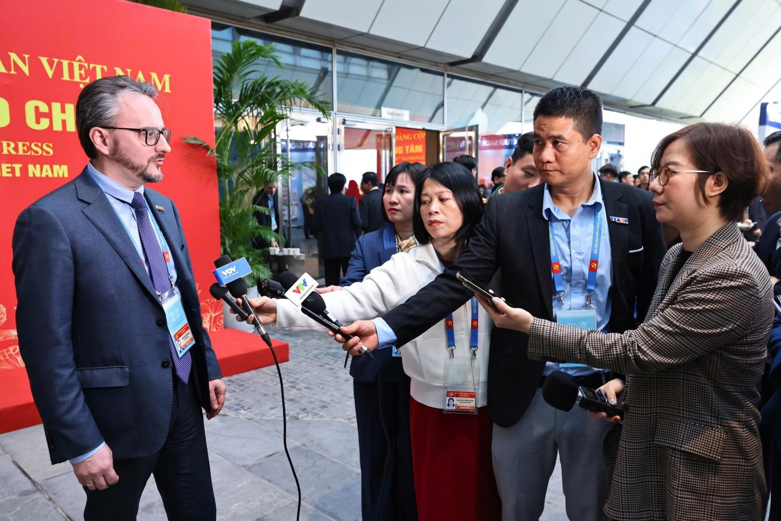 Ông Mikhail, phóng viên báo Pravda (Nga) trả lời phỏng vấn báo chí. (Ảnh: TTXVN) Ông Mikhail, phóng viên báo Pravda (Nga) trả lời phỏng vấn báo chí. (Ảnh: TTXVN)