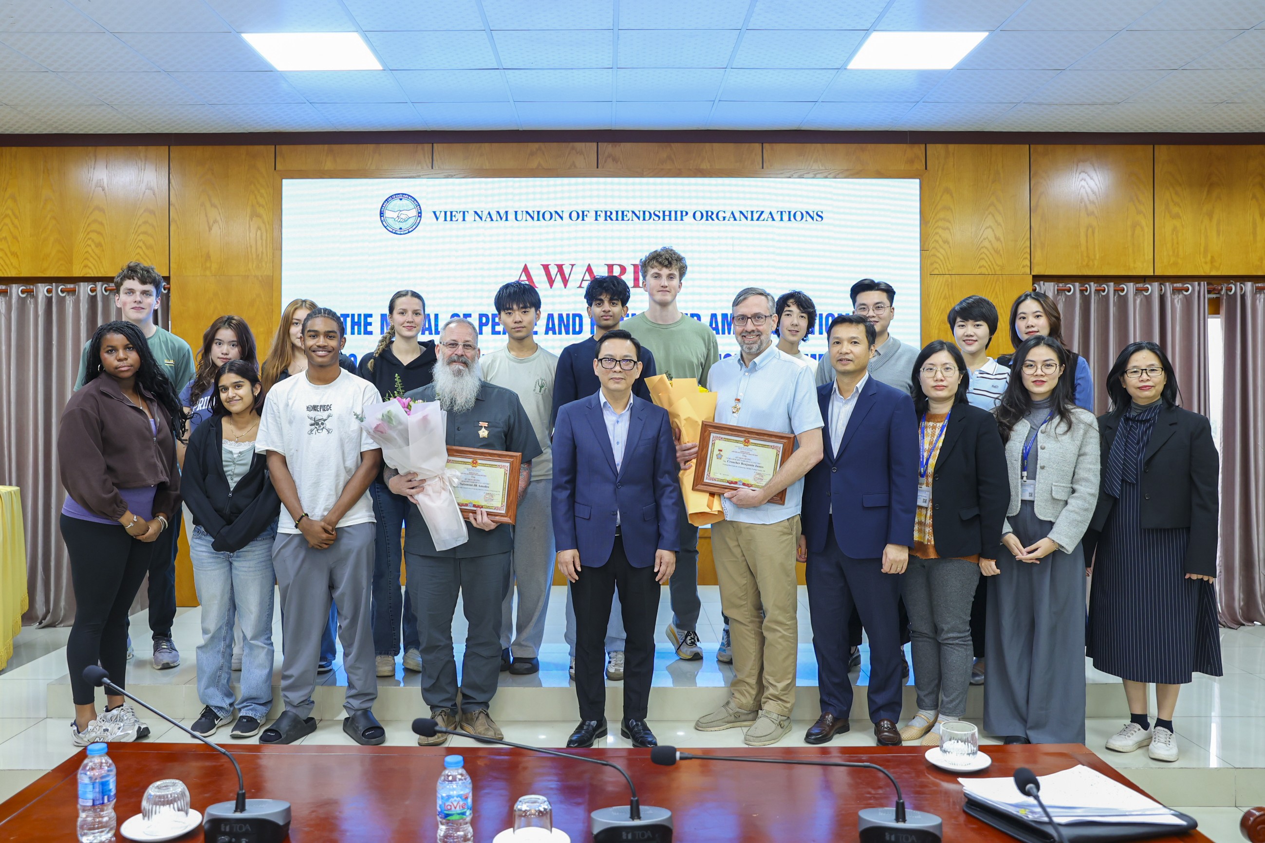 Ghi nhận đóng góp của 2 giáo viên Trường THPT George trong thúc đẩy giao lưu nhân dân Việt - Mỹ Ghi nhận đóng góp của 2 giáo viên Trường THPT George trong thúc đẩy giao lưu nhân dân Việt - Mỹ