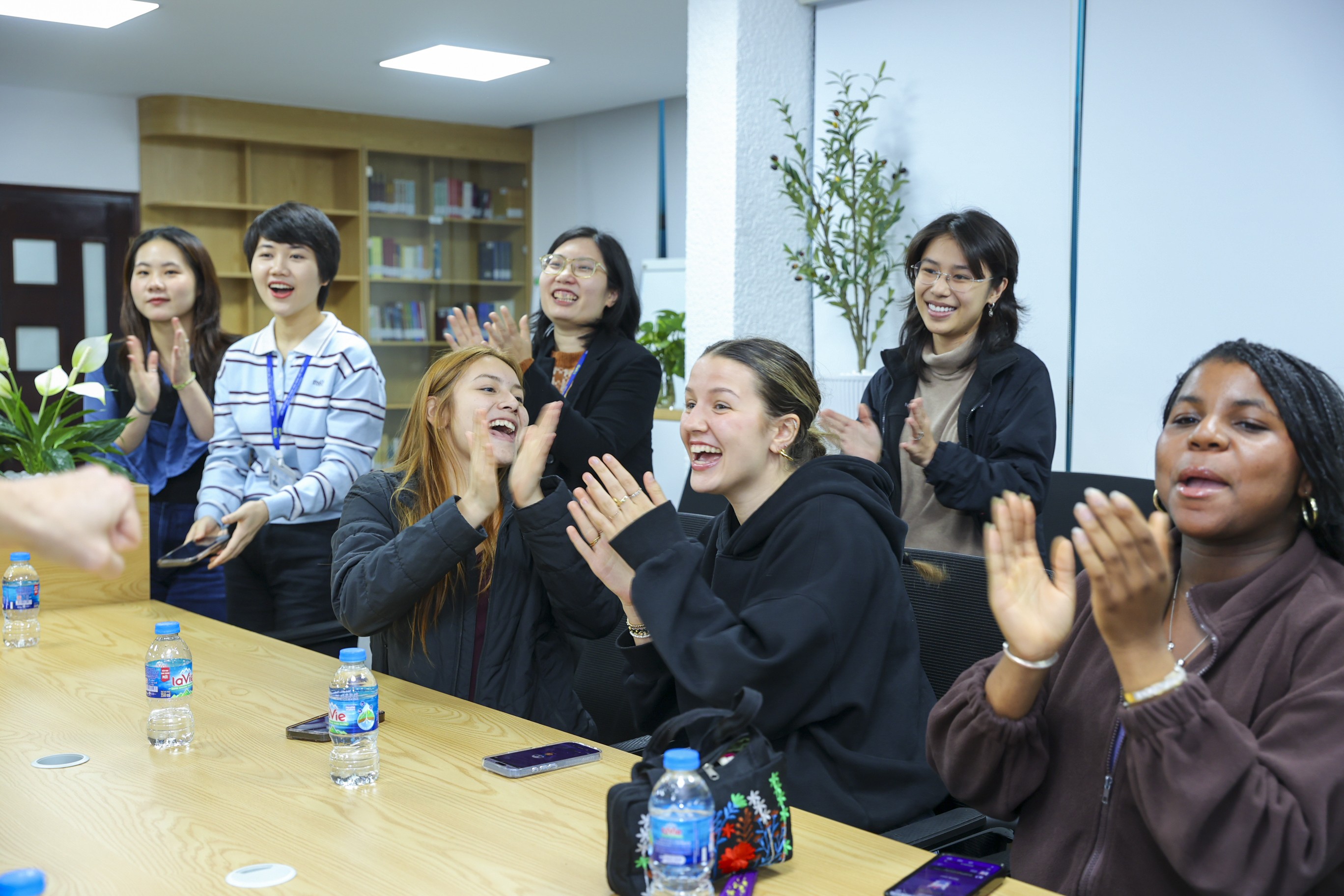 Ghi nhận đóng góp của 2 giáo viên Trường THPT George trong thúc đẩy giao lưu nhân dân Việt - Mỹ Ghi nhận đóng góp của 2 giáo viên Trường THPT George trong thúc đẩy giao lưu nhân dân Việt - Mỹ