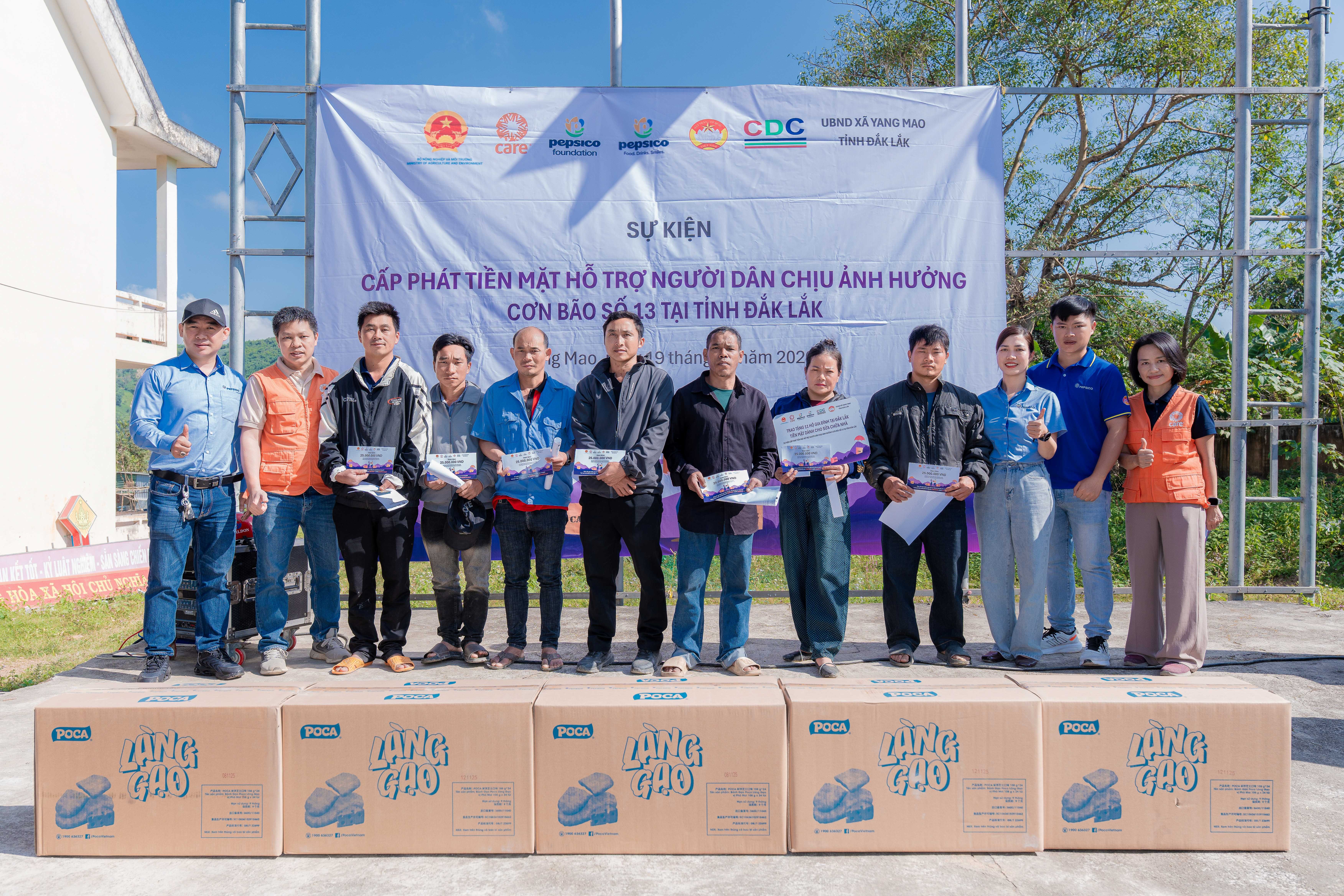 Hỗ trợ tiền mặt cho hơn 1000 hộ dân tại Đắk Lắk và Gia Lai Hỗ trợ tiền mặt cho hơn 1000 hộ dân tại Đắk Lắk và Gia Lai