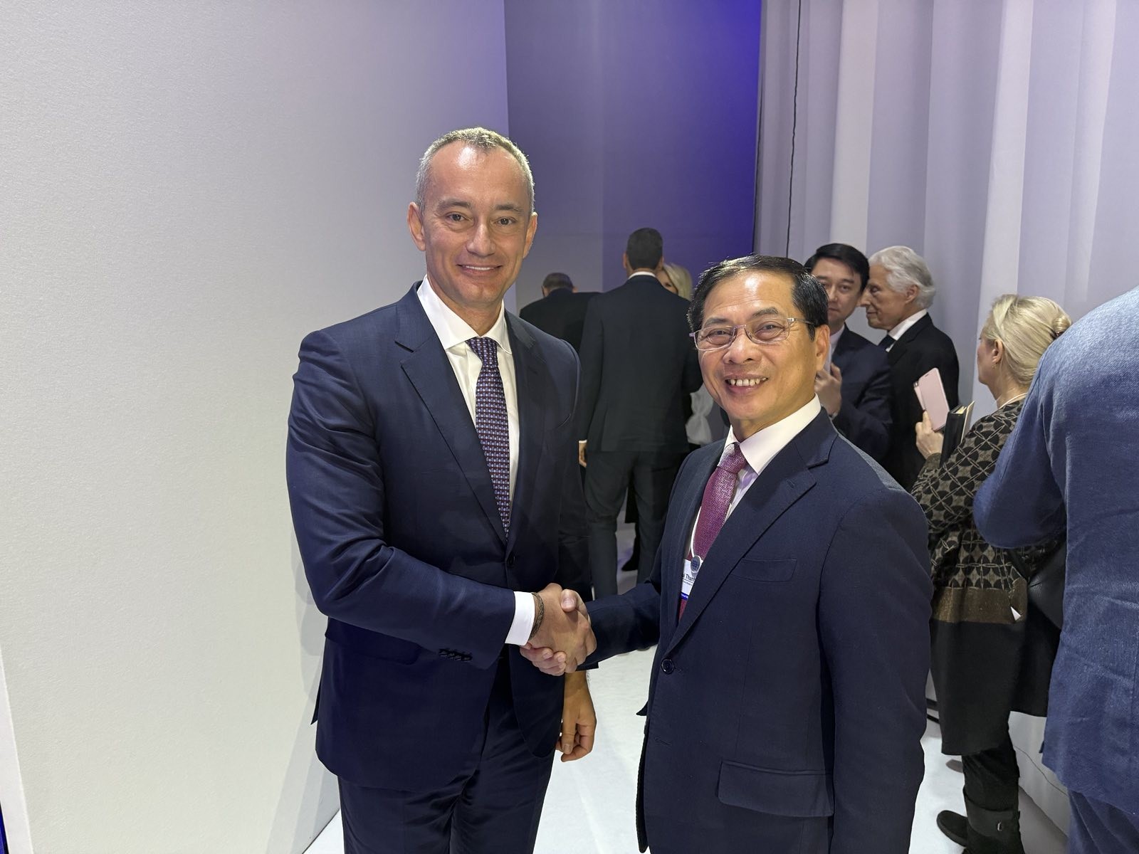 Phó Thủ tướng Bùi Thanh Sơn tham dự Lễ ký Hiến chương Hội đồng Hòa bình về chấm dứt xung đột tại Dải Gaza