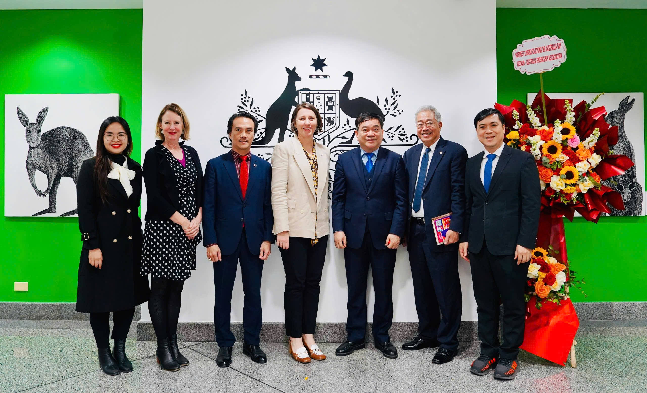 Đoàn Trung ương Hội hữu nghị Việt Nam - Australia do Chủ tịch Hội Trần Thọ Đạt dẫn đầu đã đến chúc mừng Đại sứ quán Australia tại Việt Nam nhân kỷ niệm 238 năm Quốc khánh Australia