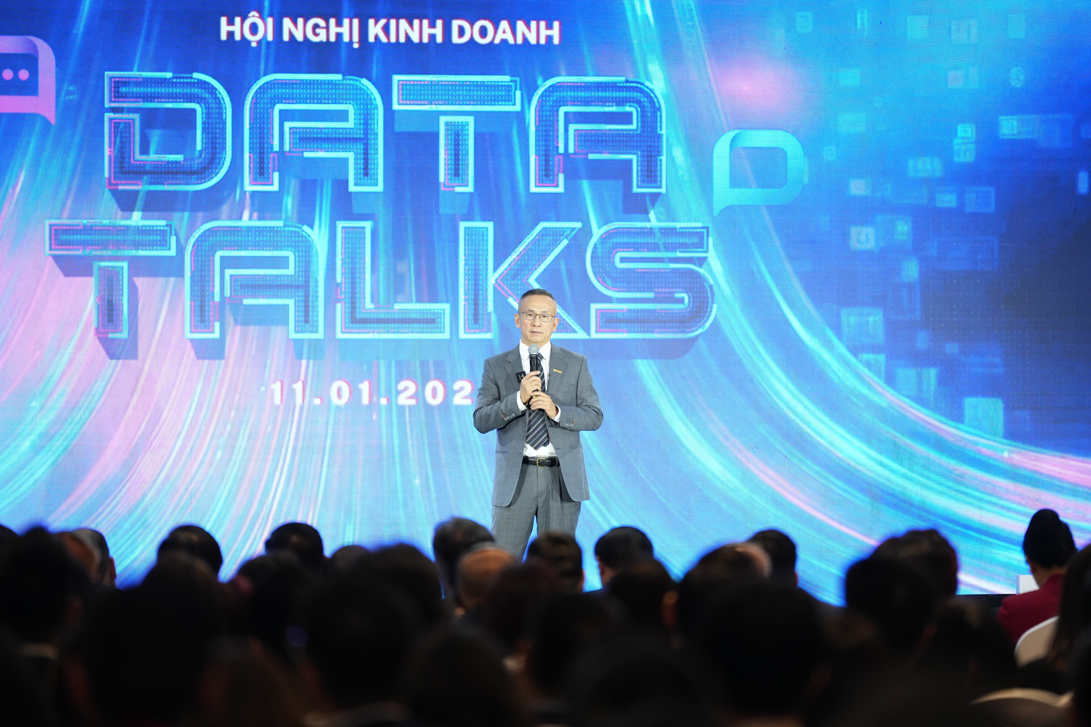 Ông Trần Xuân Quảng – Tổng Giám đốc ROX Group chia sẻ quan điểm quản trị dựa trên dữ liệu với các cán bộ cấp cao