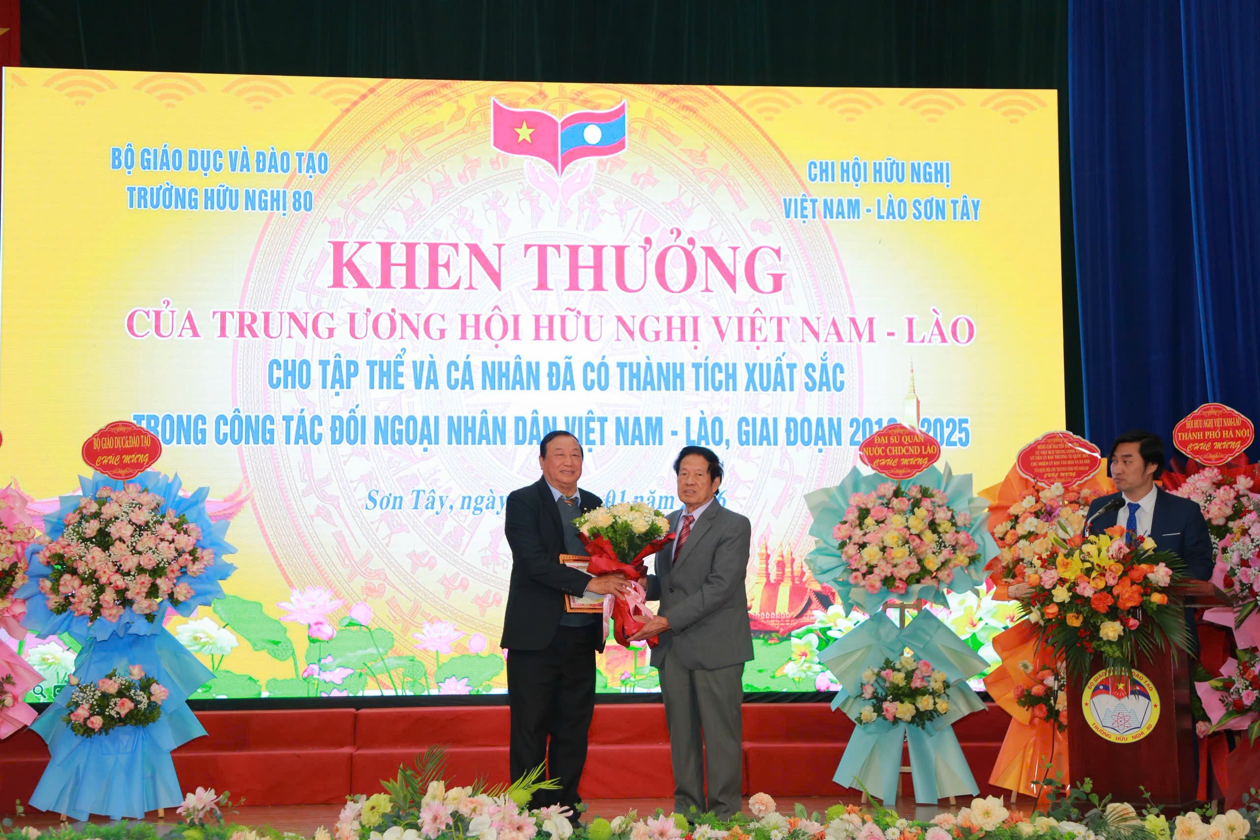 Trung ương Hội hữu nghị Việt Nam - Lào cũng trao giấy khen cho Trường Hữu nghị 80