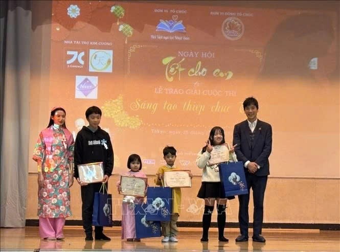 Đại diện nhà tài trợ trao giải cuộc thi “Sáng tạo thiệp chúc Tết” cho các bé.