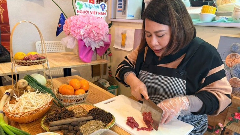 Tham gia lớp học, các học viên được trực tiếp hướng dẫn cách chế biến những món ăn mang đậm hương vị quê hương.