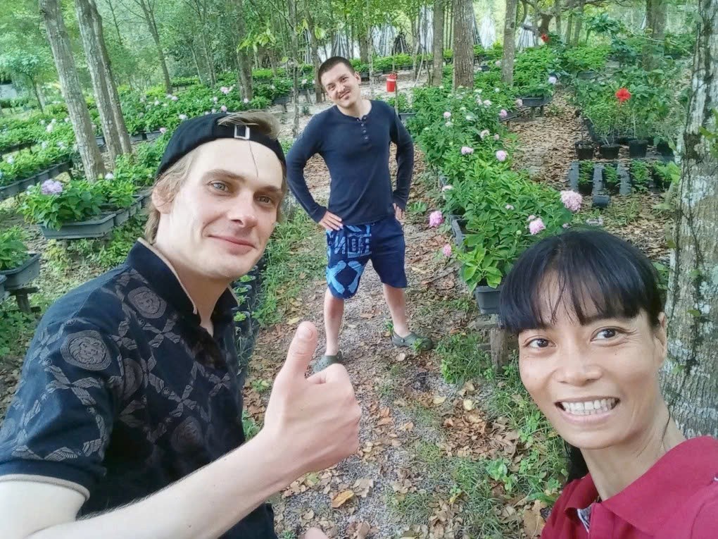 Trịnh Hà dẫn Serguei Koudriachov (bên cạnh) và những người bạn của anh đi thăm vườn cẩm tú cầu, trong ngày đầu tiên đi tour, đầu tháng 4/2025. Ảnh: Nhân vật cung cấp