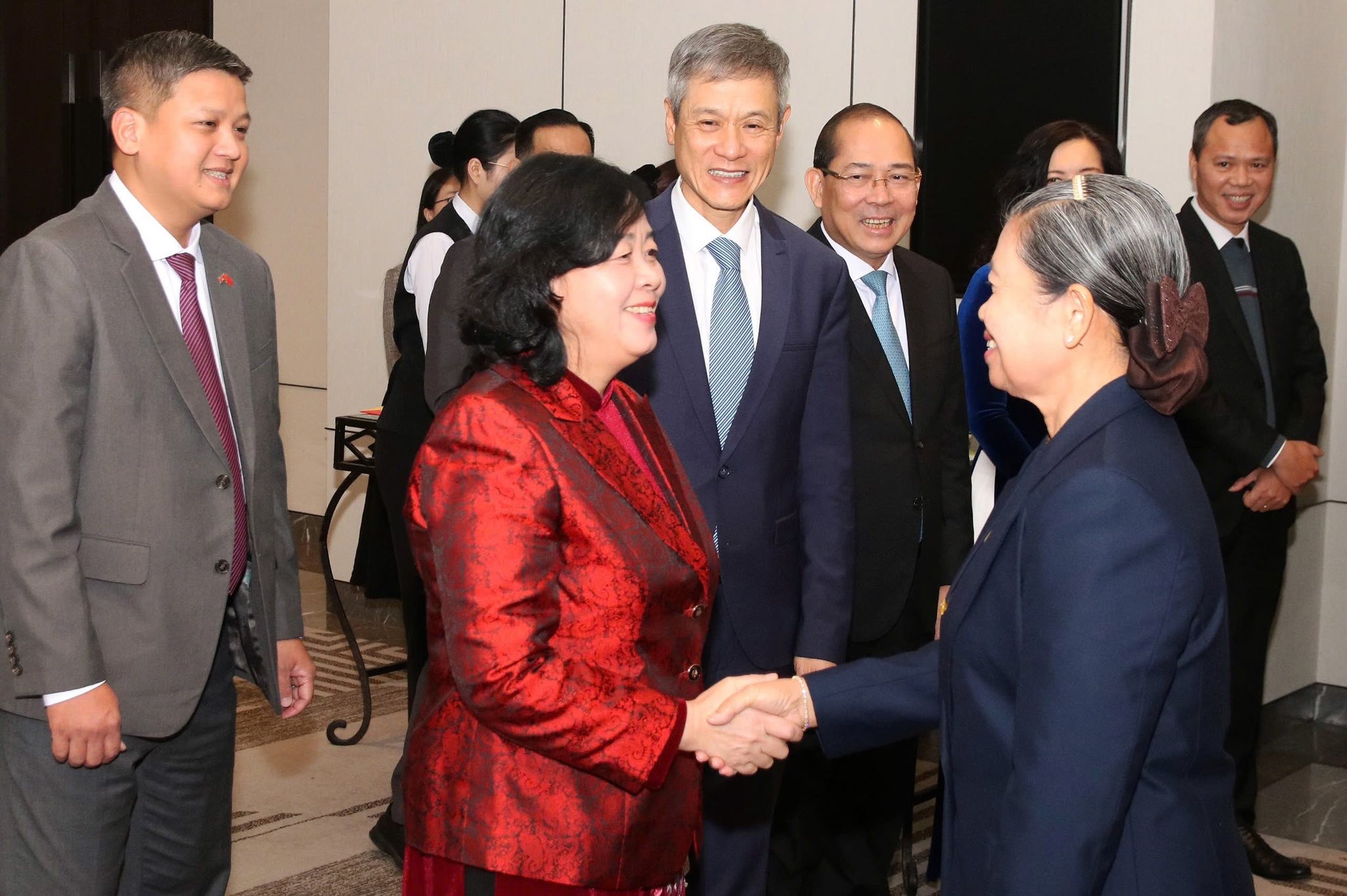 Ủy viên Bộ Chính trị, Chủ tịch Ủy ban Trung ương MTTQ Việt Nam Bùi Thị Minh Hoài chào đón Samdech Men Sam An, Phó Chủ tịch Đảng Nhân dân Campuchia, Chủ tịch Hội đồng quốc gia Mặt trận Đoàn kết và Phát triển Tổ quốc Campuchia