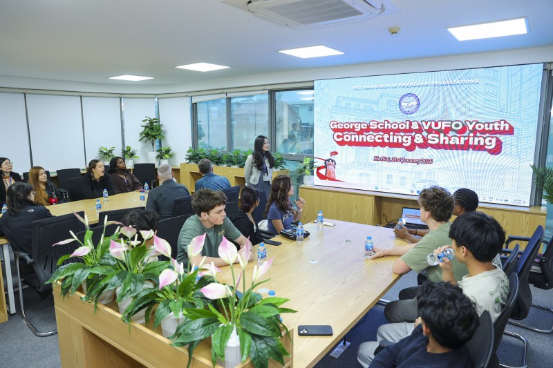 Học sinh Trường THPT George (Mỹ) tham gia chơi đố vui. (Ảnh: Đinh Hòa)