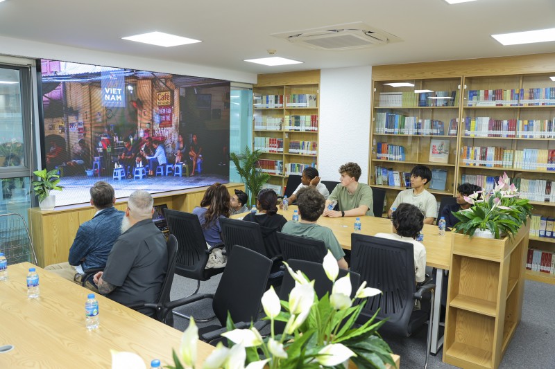 Học sinh Trường THPT George (Mỹ) xem thước phim về văn hóa, đất nước Việt Nam. (Ảnh: Đinh Hòa)