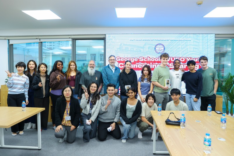 Học sinh Trường THPT George (Mỹ) cùng đoàn viên Liên hiệp các tổ chức hữu nghị Việt Nam chụp ảnh lưu niệm. (Ảnh: Đinh Hòa)