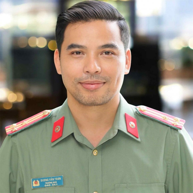 Dương Bình Nguyên (tên thật: Dương Văn Toàn) sinh năm 1979 tại Thái Nguyên, tốt nghiệp Học viện An ninh nhân dân, hiện đang mang quân hàm Thượng tá, Trưởng Ban Chuyên đề, Truyền hình Công an nhân dân (ANTV), Bộ Công an.