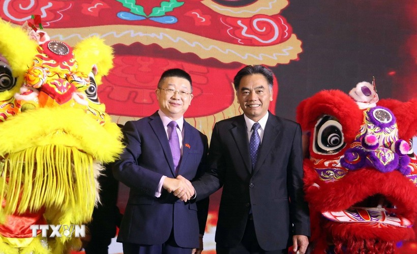 Ổng Nguyễn Lộc Hà (trái), Phó Chủ tịch Thường trực Ủy ban Nhân dân Thành phố Hồ Chí Minh và ông Đường Lập (phải), Tổng lãnh sự Trung Quốc tại Thành phố Hồ Chí Minh, chúc mừng kỷ niệm 76 năm thiết lập quan hệ ngoại giao Việt Nam- Trung Quốc. Ổng Nguyễn Lộc Hà (trái), Phó Chủ tịch Thường trực Ủy ban Nhân dân Thành phố Hồ Chí Minh và ông Đường Lập (phải), Tổng lãnh sự Trung Quốc tại Thành phố Hồ Chí Minh, chúc mừng kỷ niệm 76 năm thiết lập quan hệ ngoại giao Việt Nam- Trung Quốc.